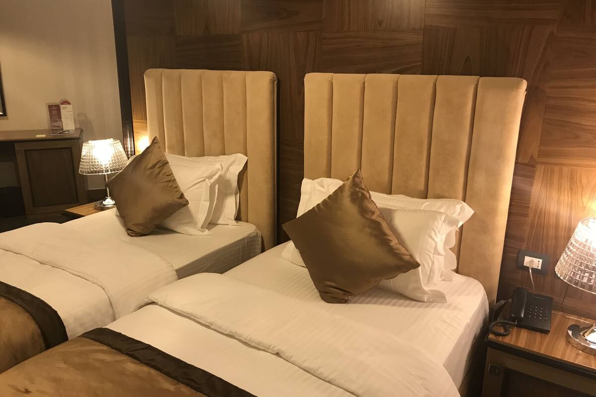 deluxe twin room, accessible, park view | 1 bedroom, in-room safe, desk, soundproofing