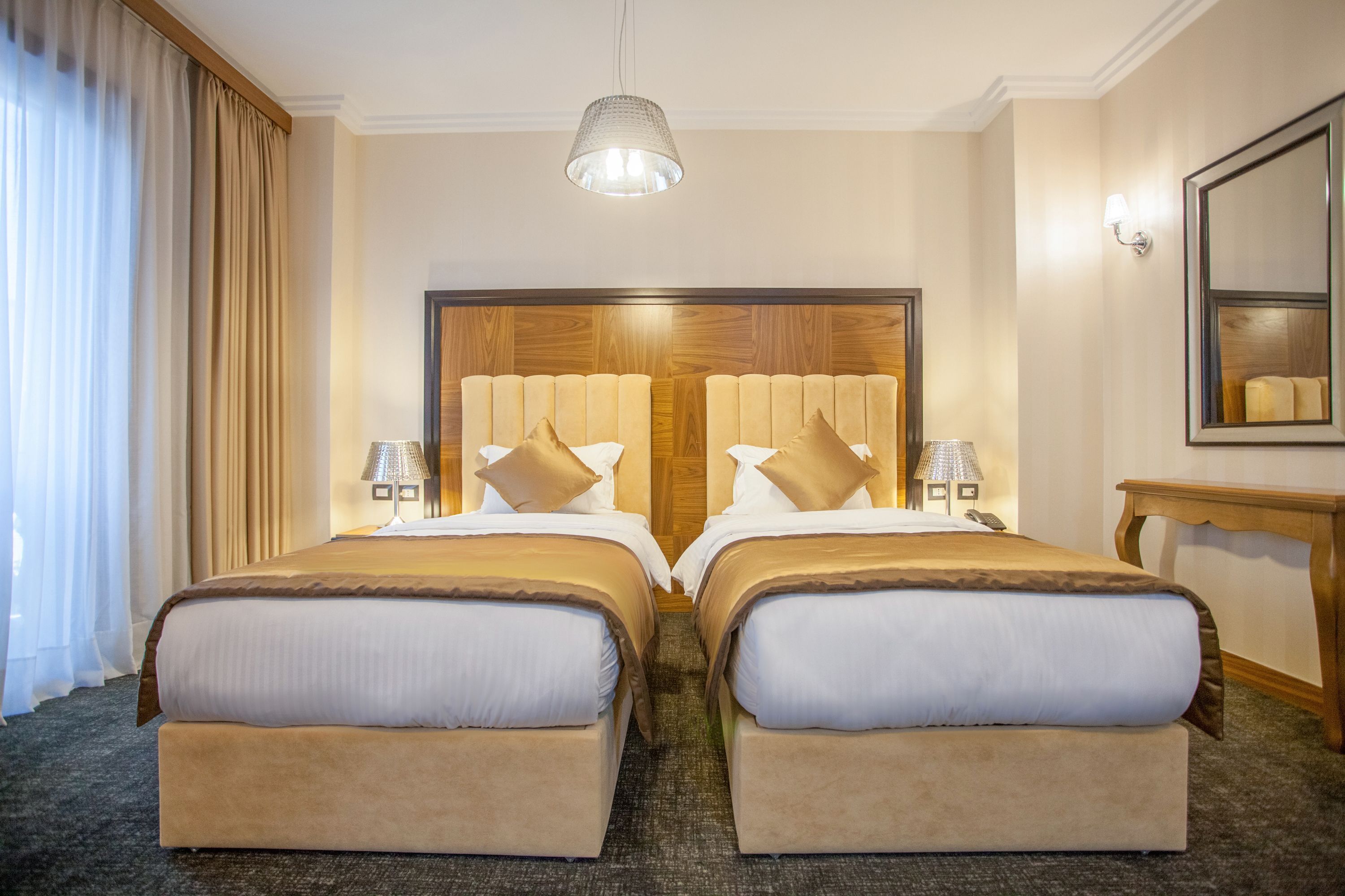 Zimmersafe, Schreibtisch, schallisolierte Zimmer, Bügeleisen/Bügelbrett