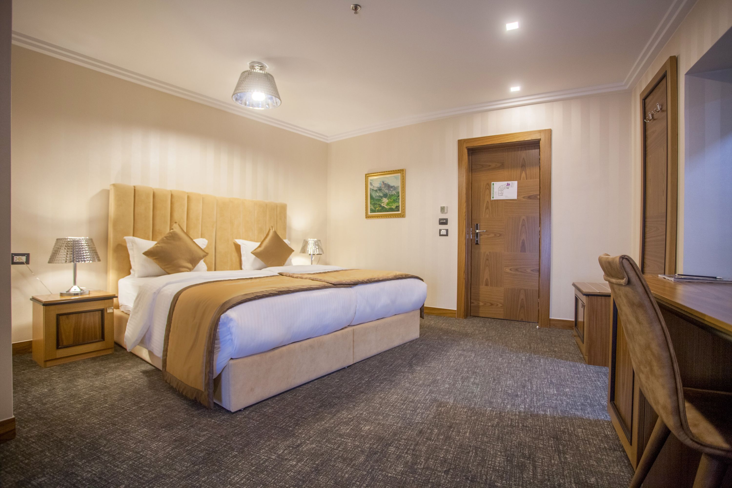 Zimmersafe, Schreibtisch, schallisolierte Zimmer, Bügeleisen/Bügelbrett