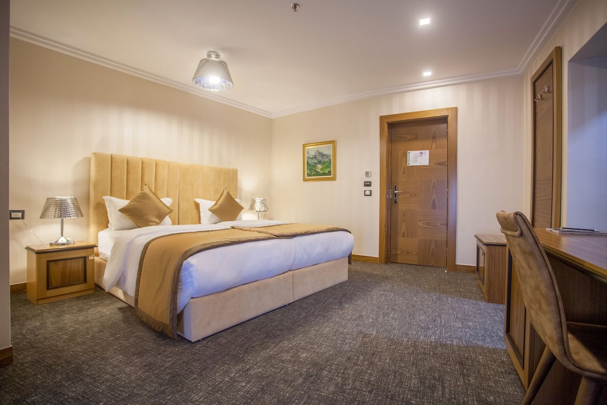 セーフティボックス (室内)、デスク、防音設備、アイロン / アイロン台