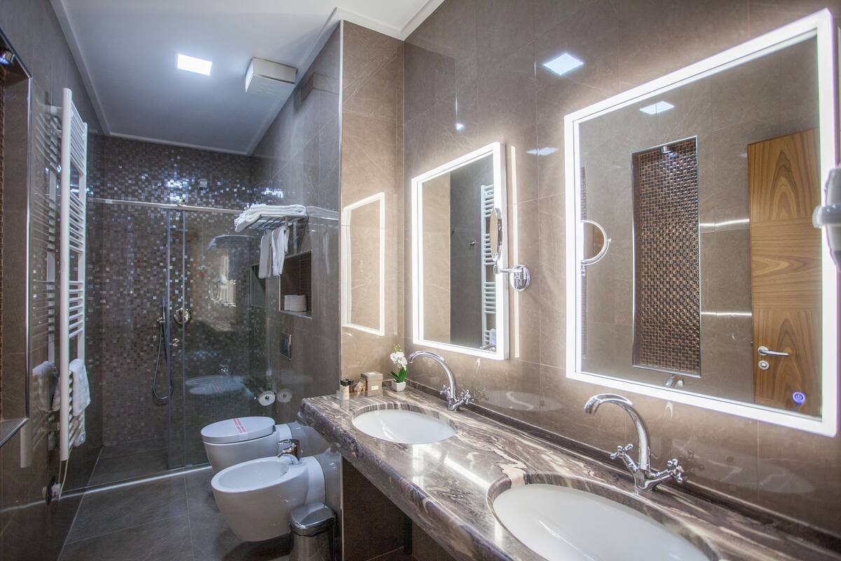 deluxe quadruple room, park view, tower | bathroom | shower, free toiletries, hair dryer, bathrobes