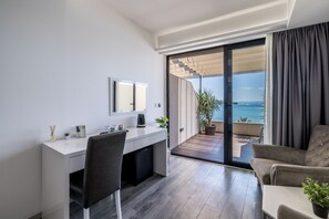 Superior kamer, balkon, uitzicht op zee | Luxe beddengoed, een kluis op de kamer, individueel gedecoreerd