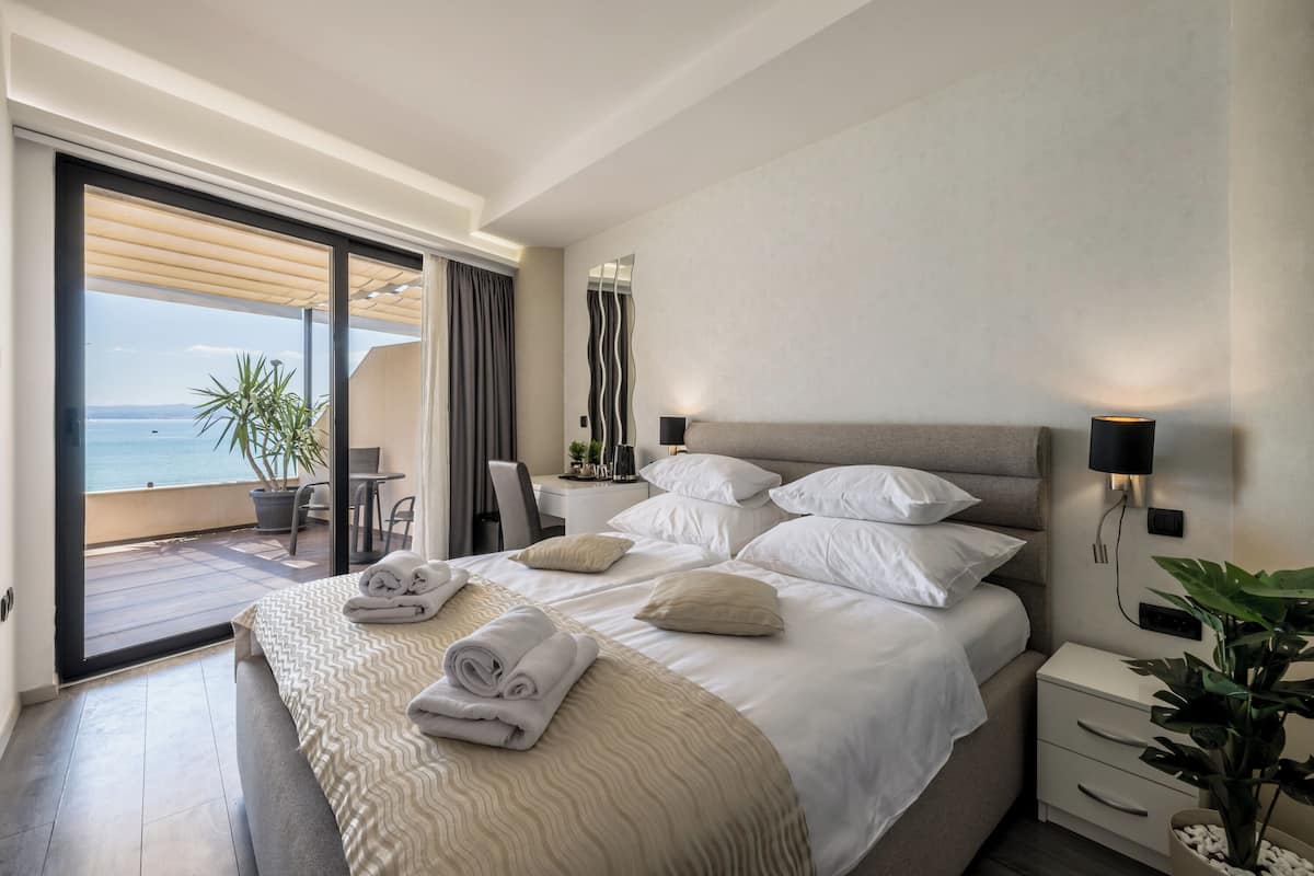 Habitación Deluxe, para no fumadores, vista al mar | Ropa de cama de alta calidad y caja de seguridad en la habitación