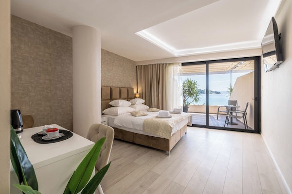 Luxury Room, Non Smoking, Sea View | Premium bedding, in-room safe, individually decorated