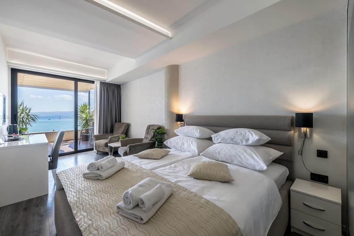 Habitación superior, balcón, vista al mar | Ropa de cama de alta calidad y caja de seguridad en la habitación