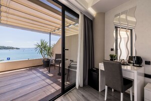 Ropa de cama de alta calidad y caja de seguridad en la habitación 