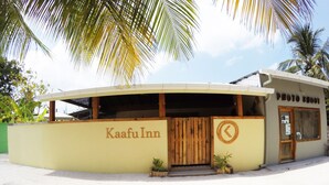 A building with a curved roof and a sign that reads "Kaafu Inn".