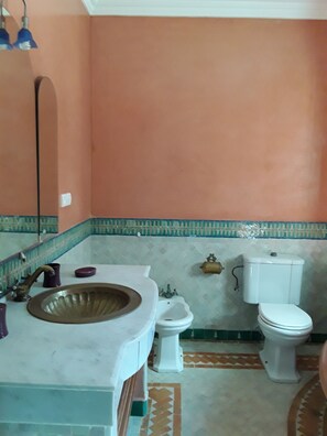 Een douche, gratis toiletartikelen, een haardroger, handdoeken