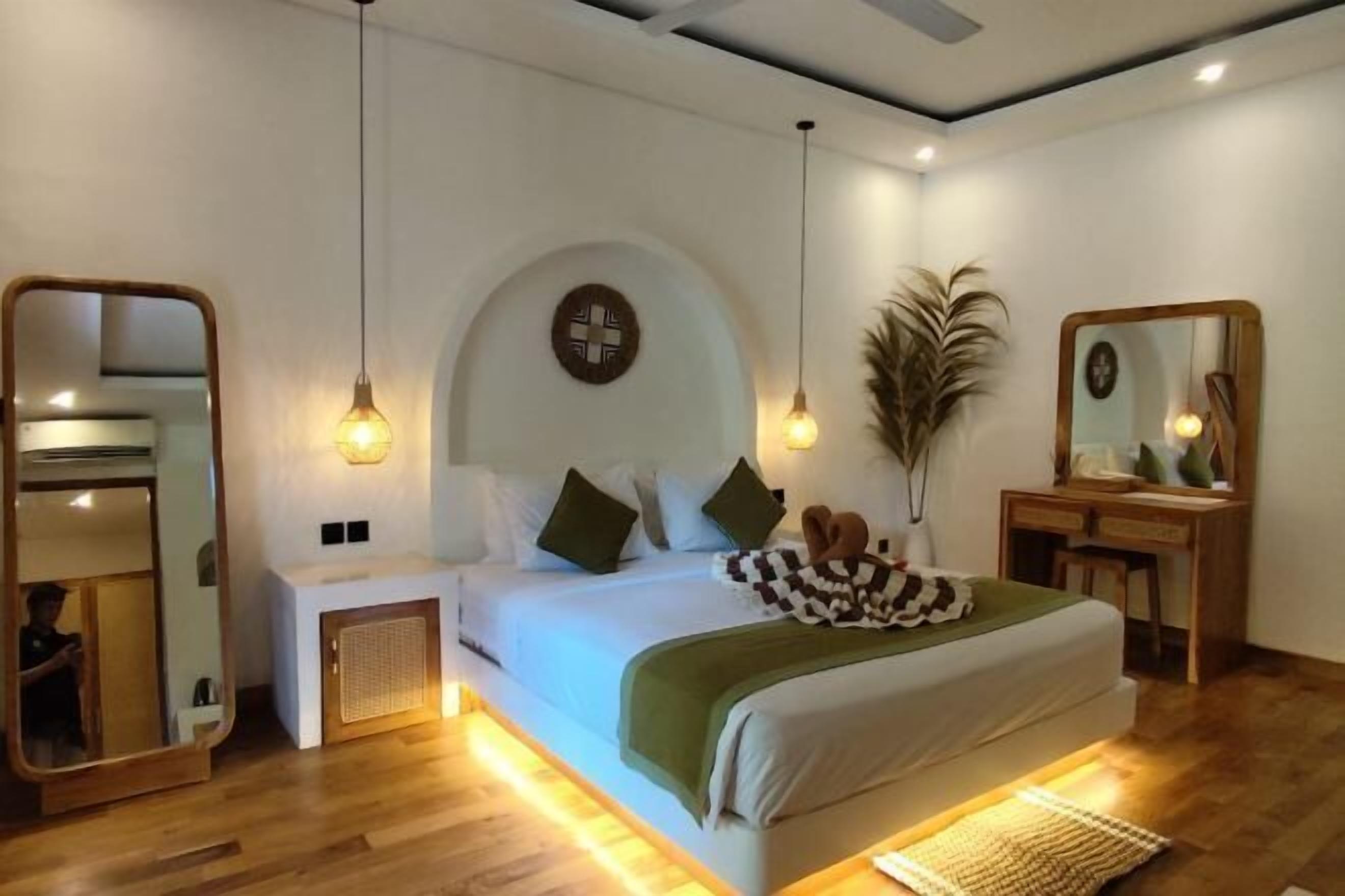 Bộ đồ giường cao cấp, minibar, két bảo mật tại phòng, bàn 