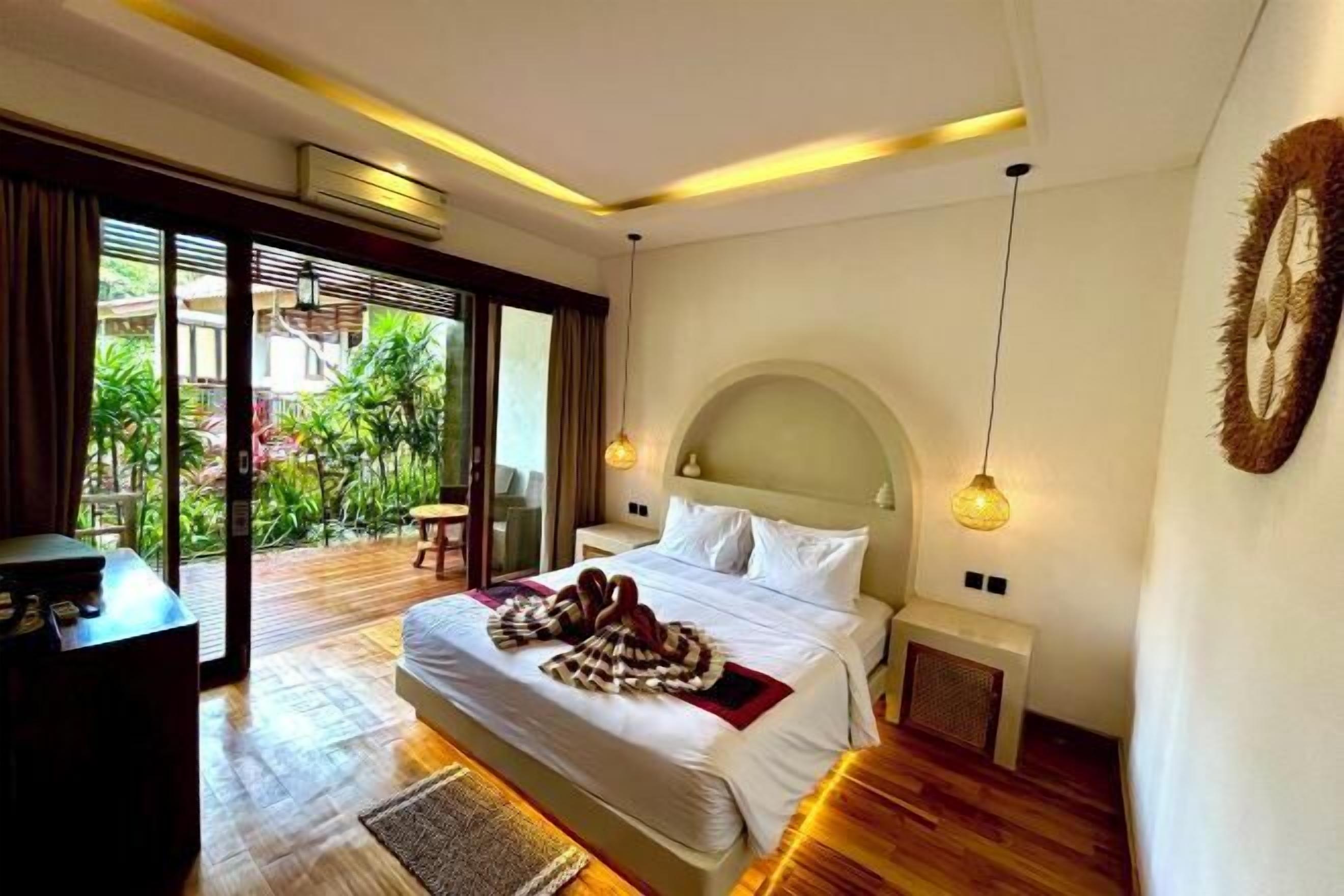 Bộ đồ giường cao cấp, minibar, két bảo mật tại phòng, bàn 