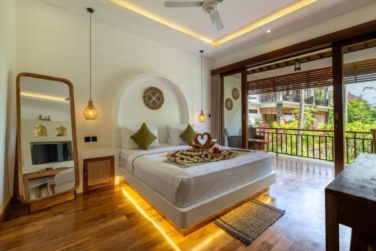 Deluxe Room | Premium bedding, minibar, in-room safe, desk