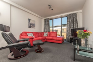 Flat-screen TV - Giant SA Wellwood Street (Belfast)