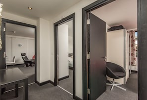 2 bedrooms, iron/ironing board, free cots/infant beds, free WiFi - Giant SA Wellwood Street (Belfast)