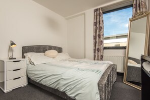 2 bedrooms, iron/ironing board, free cribs/infant beds, free WiFi - Giant SA Wellwood Street (Belfast)