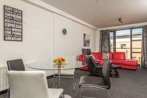 Flat-screen TV - Giant SA Wellwood Street (Belfast)