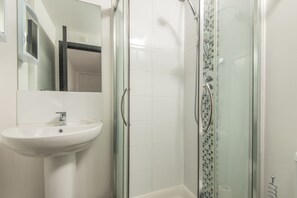 Ducha, artículos de higiene personal gratuitos y secador de pelo