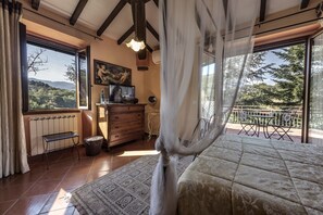 Classic Suite, 1 King Bed, Park View | Desk, blackout drapes, soundproofing, iron/ironing board