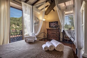 Un dormitorio con cama, televisión y vistas al exterior.