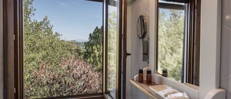 Classic Suite, 1 King Bed, Park View | Bathroom | Shower, free toiletries, hair dryer, bidet