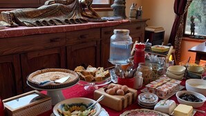 Una mesa de buffet con diferentes opciones de comida y un reposacabezas decorativo.