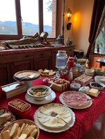 Una mesa de buffet con diferentes opciones de comida y un reposacabezas decorativo.