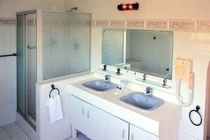Habitación doble, balcón, vistas al mar | Baño | Ducha, artículos de higiene personal gratuitos y secador de pelo