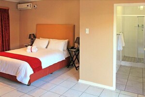 特色装修、特色家居、办公桌、免费 WiFi