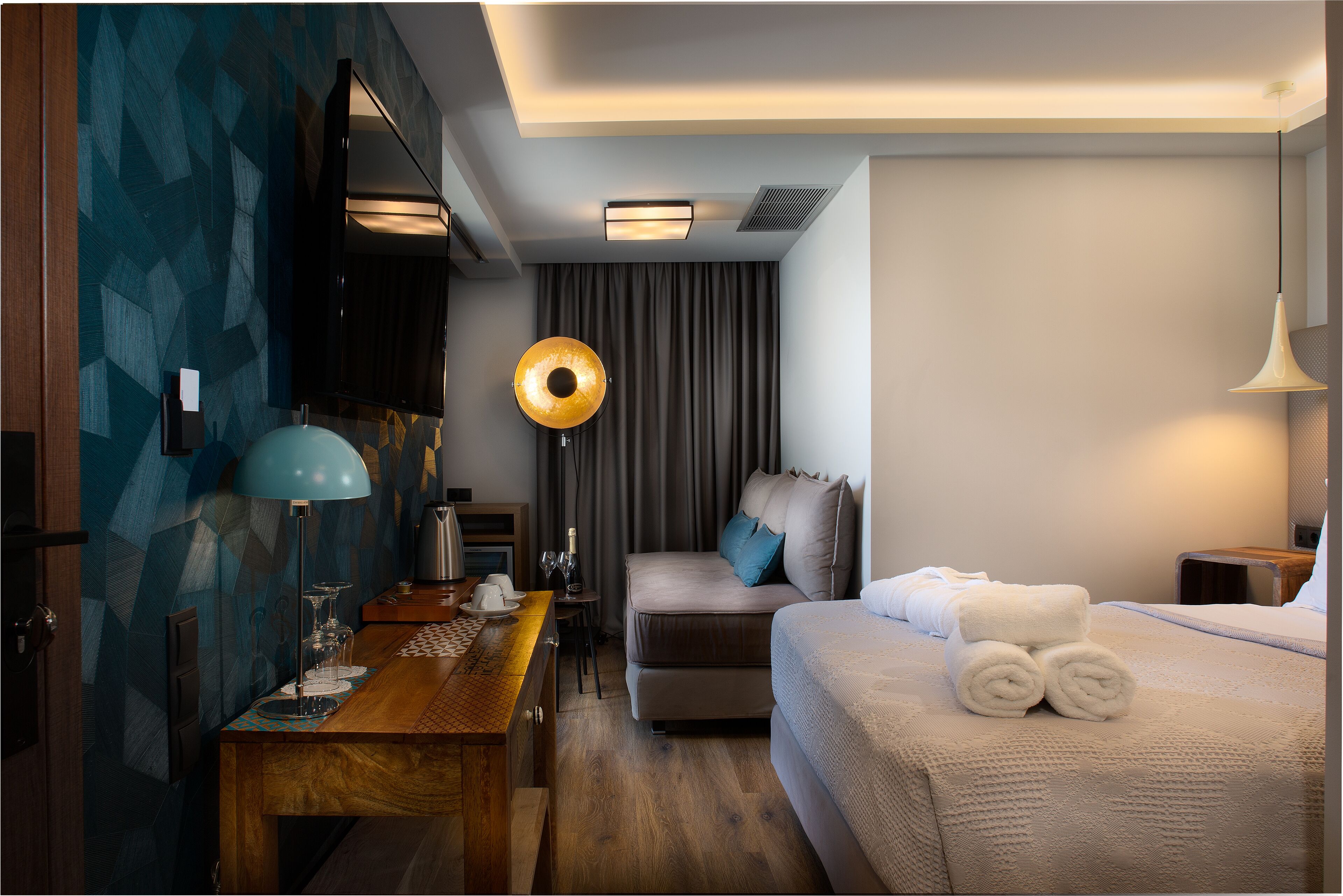 Suite junior, bañera de hidromasaje | Ropa de cama hipoalergénica, minibar, caja fuerte y escritorio