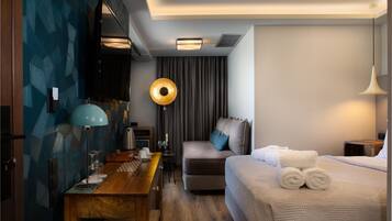 Suite junior, bañera de hidromasaje | Ropa de cama hipoalergénica, minibar, caja fuerte y escritorio