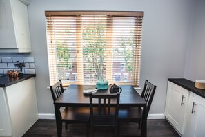 Superior Apartment, 3 Bedrooms | In-room dining - Giant SA Glandore Avenue (Belfast)