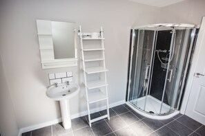Superior Apartment, 3 Bedrooms | Bathroom