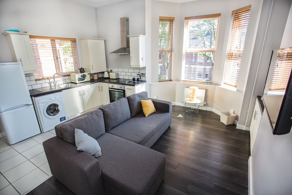Appartement supérieur, 3 chambres | Salle de séjour | Téléviseur à écran plat