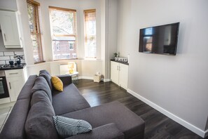 Superior-Apartment, 3 Schlafzimmer | Wohnzimmer | Flachbildfernseher