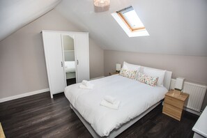 Appartement supérieur, 3 chambres | 1 chambre, fer et planche à repasser, accès au Wi-Fi (inclus)