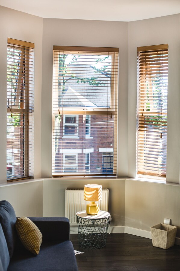 Superior Apartment, 3 Bedrooms | Living room - Giant SA Glandore Avenue (Belfast)