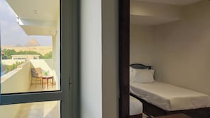 Habitació amb dos llits individuals Deluxe, balcó, vistes al desert | 1 dormitori, minibar i escriptori