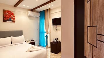 Minibar, escritorio y espacio para trabajar con laptop