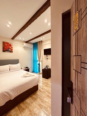 Deluxe Single Room, 1 Large Twin Bed | Minibar, desk, laptop workspace, soundproofing - Giza Pyramids Inn (Giza)