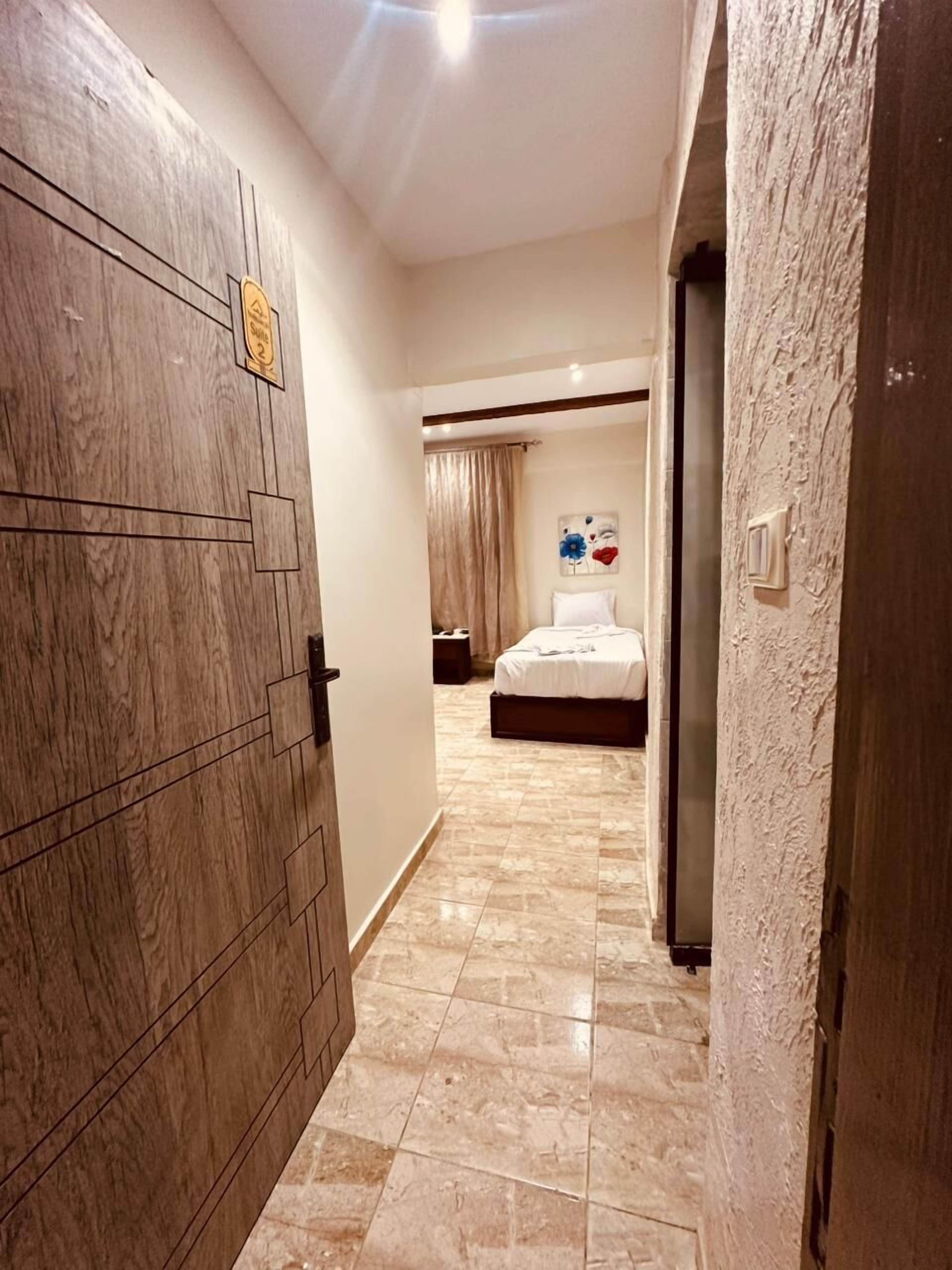 Habitación de luna de miel con 2 camas individuales | Sábanas de algodón egipcio, ropa de cama de alta calidad y minibar 