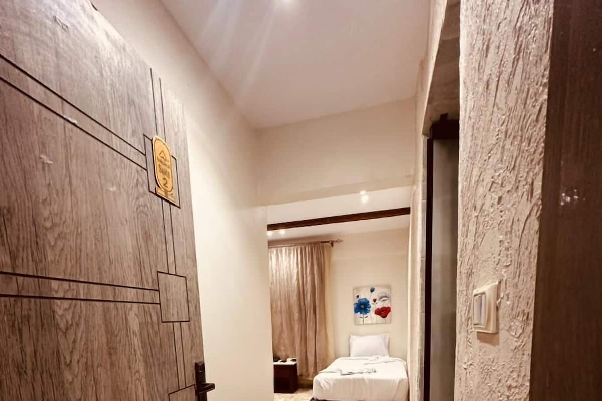 Habitación de luna de miel con 2 camas individuales | Sábanas de algodón egipcio, ropa de cama de alta calidad y minibar