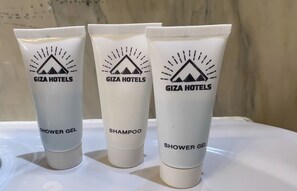 淋浴设施、免费洗浴用品、吹风机、毛巾