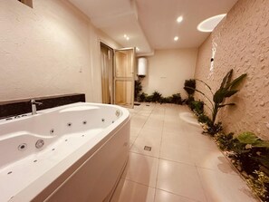 Family Quadruple Room, Garden Area | Bathroom | Free toiletries, hair dryer, towels - Giza Pyramids Inn (Giza)