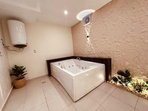 Chambre avec lits jumeaux | Salle de bain