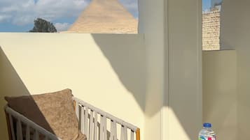 Deluxe-Zweibettzimmer, Balkon, Blick auf die Wüste | Minibar, Schreibtisch, laptopgeeigneter Arbeitsplatz