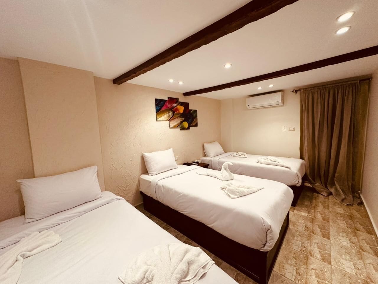 Minibar, escritorio y espacio para trabajar con laptop 