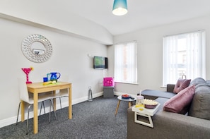 Standard Apartment, 1 Double Bed with Sofa bed | Living area | Flat-screen TV - Giant SA Duncairn House (Belfast)