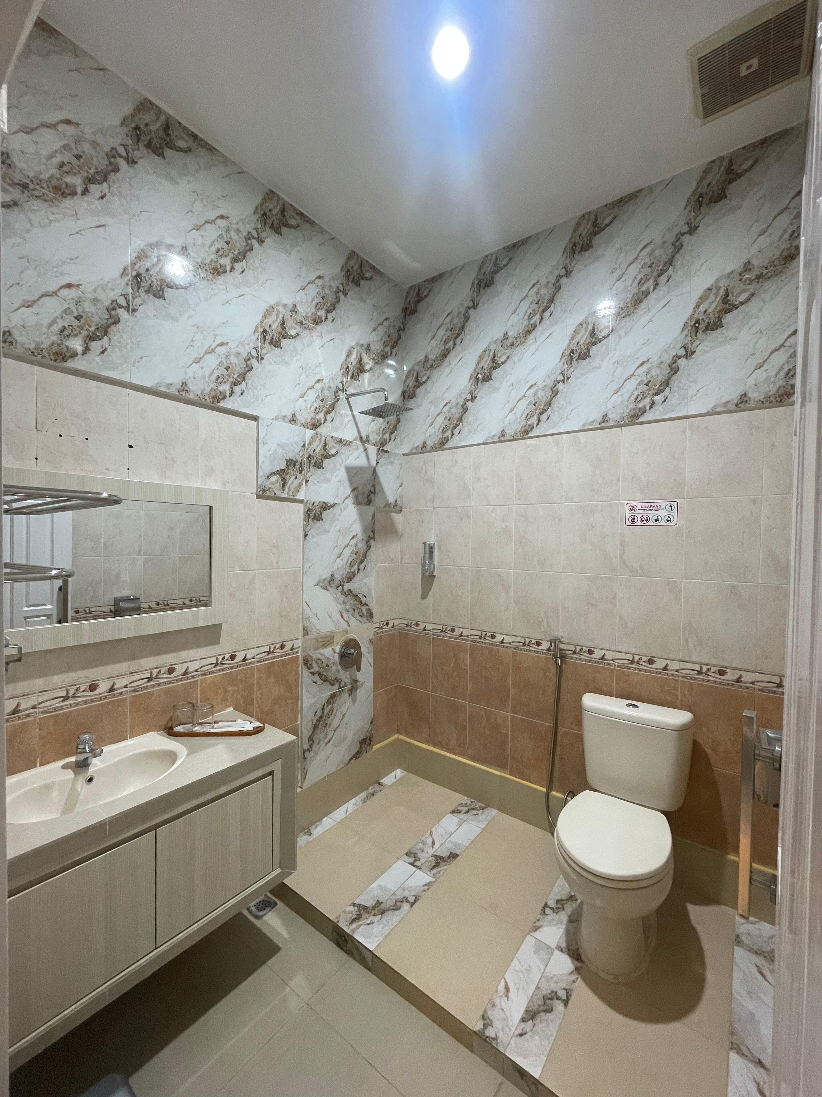 Kamar Double Eksekutif | Kamar mandi | Shower, perlengkapan mandi gratis, sandal, dan handuk