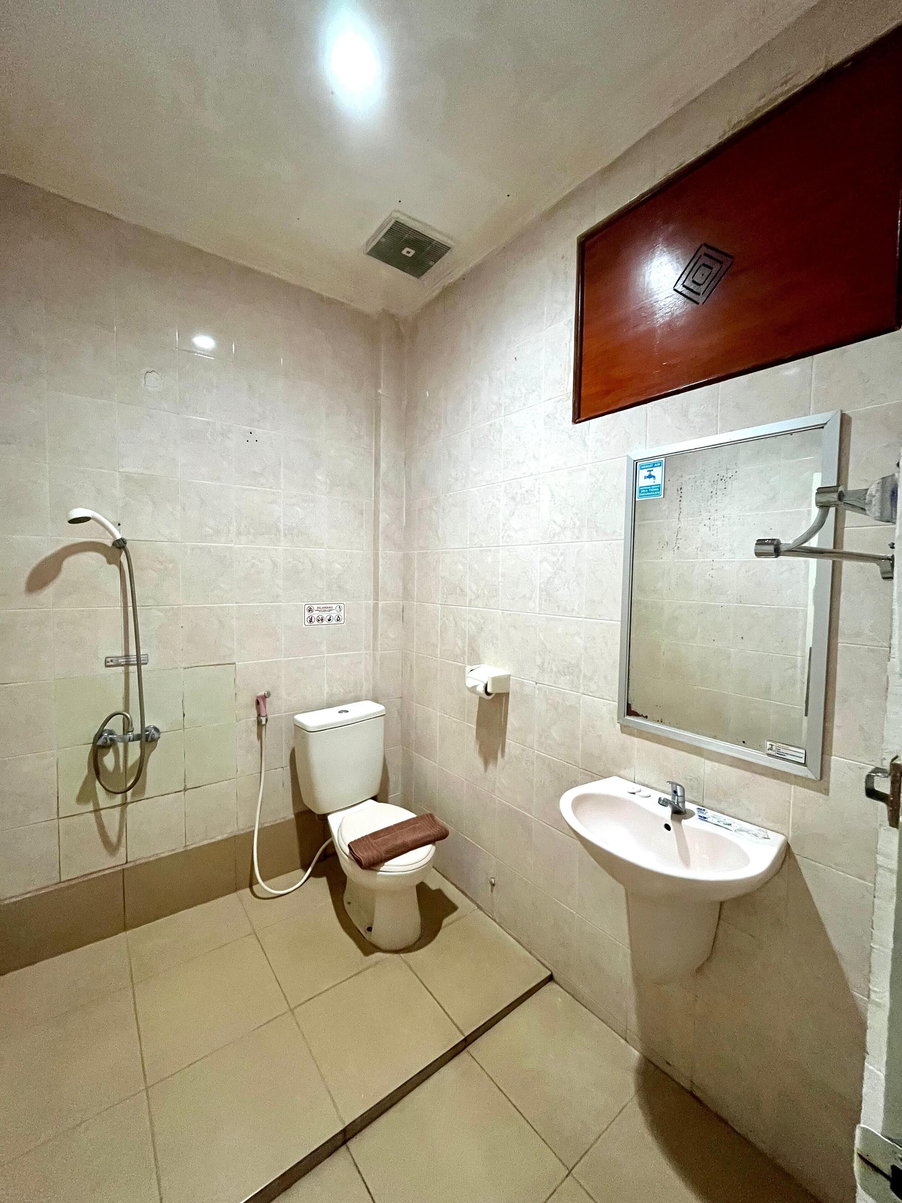 Un baño con inodoro, ducha y lavamanos.