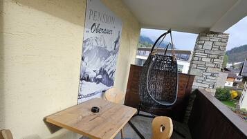 Habitación triple, balcón, vista a la montaña | Caja de seguridad en la habitación, escritorio y cortinas blackout