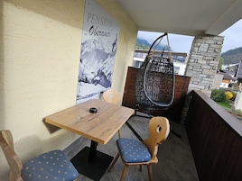 Caja de seguridad en la habitación, escritorio y cortinas blackout